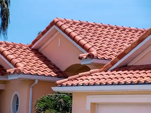 لمسة تراثية وحماية هندسية؛ توريد وتركيب القرميد لعزل الأسطح وحمايتها بطابع معماري كلاسيكي.