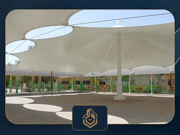 مظلة تغطي ممراً خارجياً في مدرسة بجدة لحماية الطلاب من الشمس
